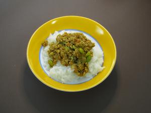 大豆のカレーそぼろ丼