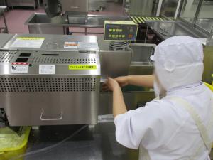 フードスライサー使用中