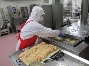 揚げ物を投入する様子