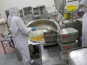 調理釜から配食する様子
