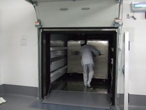 コンテナを積み込む様子