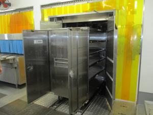 コンテナが洗浄機から出てくる様子