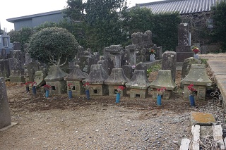 中島城(海上城)主一族の墓石