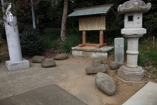 雷神社の力石