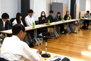 参加者が意見を述べる