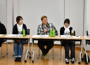参加者が意見を述べる