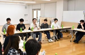 参加者が意見を述べる