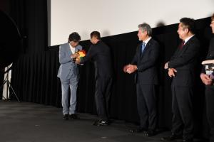 あさピー人形を手渡す市長