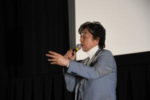 撮影時のエピソードを話す中村雅俊監督