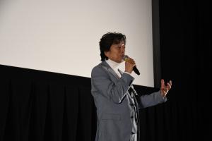 撮影時のエピソードを話す中村雅俊監督