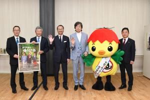 関係者、あさピーと記念撮影をする中村雅敏監督