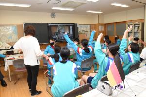 手を振り合う生徒たち