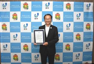ゼロカーボンシティあさひ宣言書を提示する市長